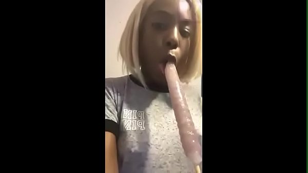 Teen dâm đãng liếm kem gợi dục thủ dâm khi ở nhà một mình