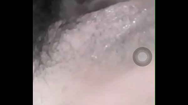 Sờ bím thôi mà tay em run