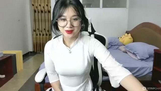 Em nữ sinh mặc áo dài show hàng