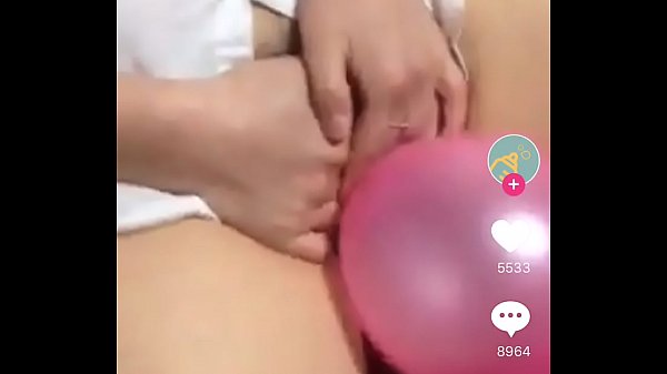 Cô em sexy thổi bóng bằng lồn
