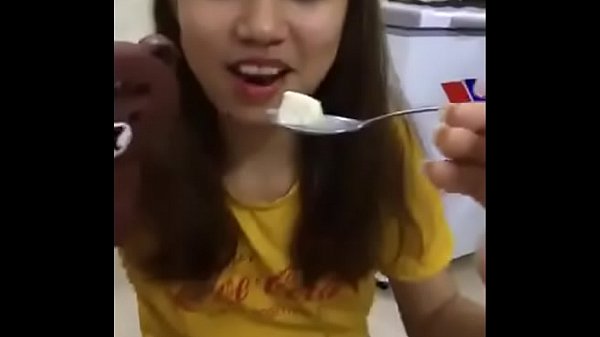 Em gái áo vàng ăn kem xong đi đụ trai liền
