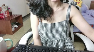 Cô nàng ngực lép mê show ti lắm