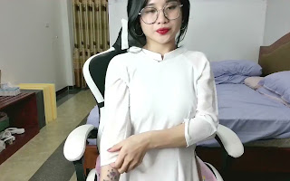 Em nữ sinh áo dài show vú cực đẹp